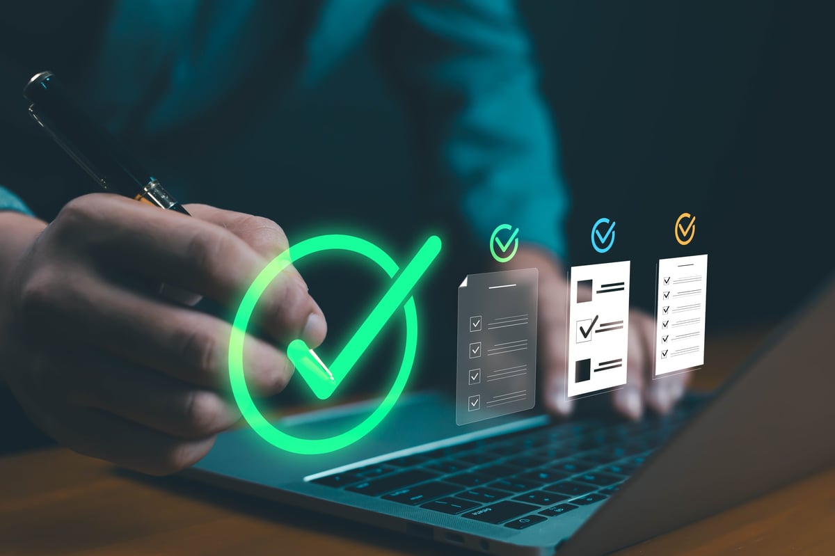 SEO, Search Engine Optimization Concept, Businesswoman summarize the important topics of the SEO tool digital marketing Optimizing your website, Financial development, Content, AD, Shopping online
